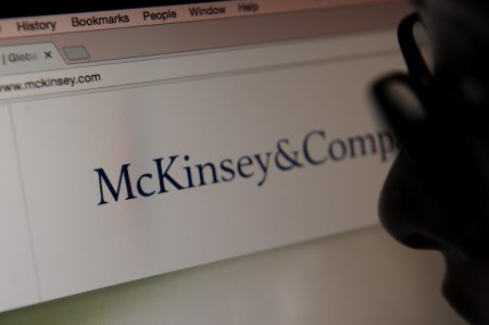 Gigantul din domeniul consultantei, McKinsey & Co., pune pe jar aproximativ 3.000 de angajati pe fondul incetinirii cresterii economice. Lucratorii care au primit calificative nesatisfacatoare pot parasi compania in viitorul apropiat