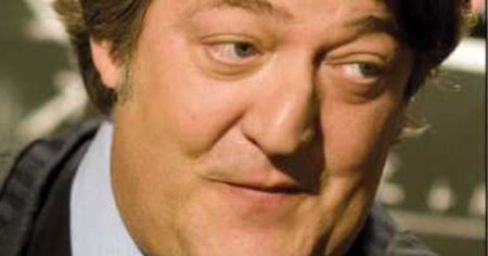 Stephen Fry il lauda pe regele Charles pentru decizia de a face public diagnosticul de cancer: E o dovada de deschidere si modernizare a <span style='background:#EDF514'>MONARHIE</span>i