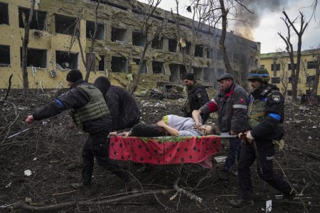 „Orasul nostru s-a dus”. Peste 8.000 de oameni au fost ucisi in timpul asediului asupra portului Mariupol, potrivit Human Rights Watch