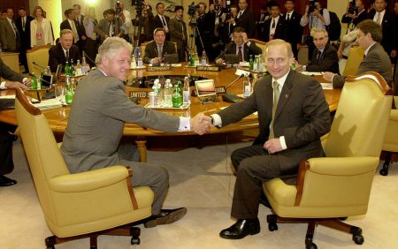 Vladimir Putin sustine ca l-a intrebat in 2000 pe fostul presedinte SUA <span style='background:#EDF514'>BILL</span> Clinton daca Rusia ar putea adera la NATO
