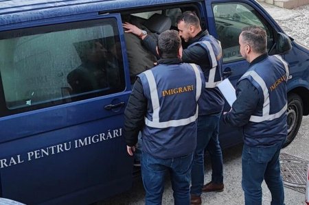Cinci migranti din Siria si Afganistan, adusi in Romania ca parte a acordului Air Schengen