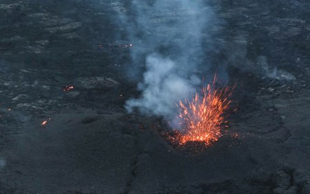 Cea mai recenta eruptie vulcanica scade in intensitate. Fluxurile de lava au fost inlocuite de lava