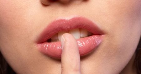 Ce efecte nedorite pot avea balsamurile pentru buze. Un dermatolog recomanda o alternativa mai buna