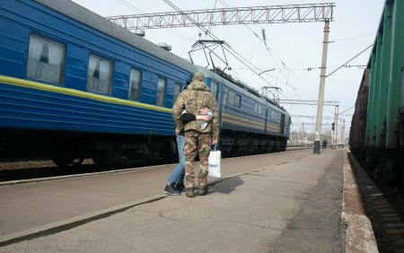Trenurile nu se <span style='background:#EDF514'>OPRESC</span>, dupa doi ani de razboi. Calea ferata, un simbol in Ucraina