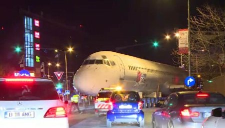 Avion surprins pe strazile din capitala (VIDEO)