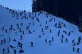 Motivul pentru care zeci de schiori coboara de-a busilea, pe o partie din Austria | VIDEO
