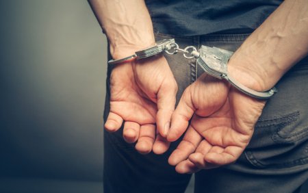 Doi proxeneti recidivisti, arestati. Obligau prin violenta mai multe fete sa se prostitueze in Romania, Germania si Elvetia