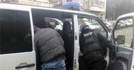 Doi proxeneti recidivisti, arestati preventiv. Obligau fete prin violenta sa se prostitueze in Romania, Germania si Elvetia