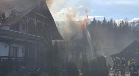 Incendiu la o <span style='background:#EDF514'>PENSIUNE</span> din Suceava. Se manifesta generalizat la doua cladiri alipite