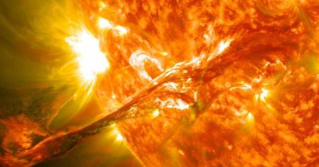 S-a produs una dintre cele mai violente explozii solare din ultimii ani. Ar putea avea consecinte pe Pamant