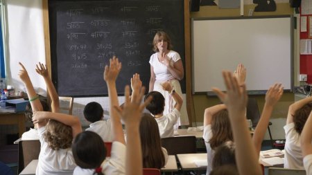 Salariile profesorilor ar putea creste in functie de notele pe care le obtin elevii la clasa
