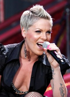Cantareata Pink si-a intrerupt un concert la Sydney dupa ce o fana a intrat in travaliu. 