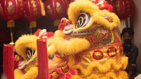 Anul Nou Chinezesc. Celebrarea Dragonului de Lemn prin festivitati, petreceri, <span style='background:#EDF514'>RUGACIUNI</span>