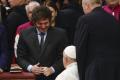 Presedintele <span style='background:#EDF514'>ARGENTINE</span>i si Papa Francisc s-au intalnit pentru prima data la Vatican