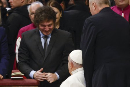 Presedintele <span style='background:#EDF514'>ARGENTINE</span>i si Papa Francisc s-au intalnit pentru prima data la Vatican
