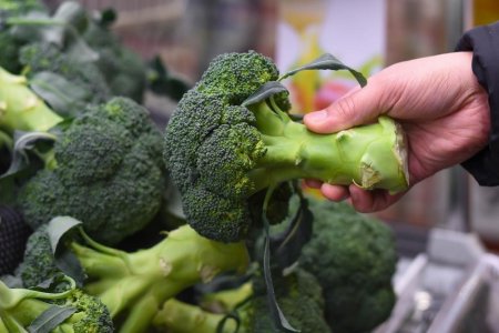 Un barbat a cumparat un broccoli si nu i-a venit sa creada ce a descoperit in interiorul legumei. A filmat totul