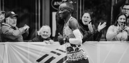 <span style='background:#EDF514'>KELVIN</span> Kiptum, detinatorul recordului mondial la maraton si singurul atlet care a alergat proba sub 2 ore si un minut, a murit intr-un accident auto. Avea 24 de ani