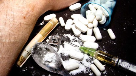 DIICOT: Peste 440.000 de comprimate cu droguri si 25 de cartuse, gasite in locuinta unui traficant
