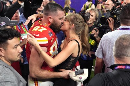 Taylor Swift si-a sarutat iubitul, pe jucatorul Travis Kielce, pe teren, dupa ce Kansas City Chiefs a castigat Super Bowl 2024