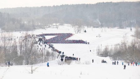 10.000 de rusi pe schiuri au fost pusi sa ia startul in forma literei Z, la o cursa traditionala la Khimki. Putin le-a transmis un mesaj