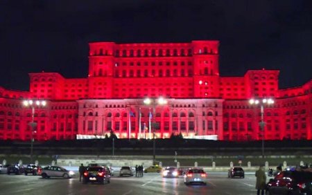 <span style='background:#EDF514'>ZIUA 1</span>12: Aproape o suta de cladiri emblematice au fost iluminate in culoarea rosie. Imagini spectaculoase