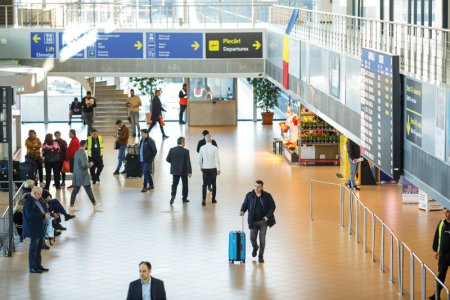 Otopeniul, cel mai mare aeroport, ramane in urma. Aeroporturile din Timisoara, Cluj si Sibiu sunt echipate cu sisteme moderne de securitate care elimina limitarea <span style='background:#EDF514'>LICHIDE</span>lor in bagajul de mana
