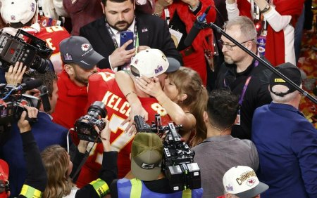 <span style='background:#EDF514'>TAYLOR SWIFT</span> a mers pe teren pentru a-si saruta iubitul, pe Travis Kelce, dupa ce Kansas City Chiefs a castigat Super Bowl