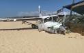 Un barbat a murit pe o plaja din Mexic dupa ce un avion care transporta <span style='background:#EDF514'>PARASUTIST</span>i s-a prabusit peste el. VIDEO