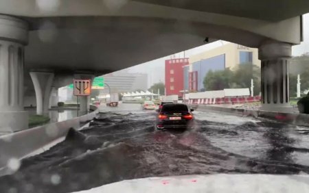 Inundatii puternice in Emiratele Arabe Unite. Mai multe strazi din Dubai au fost inundate