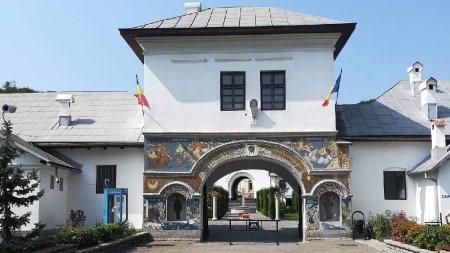 Manastire din Valcea, pr<span style='background:#EDF514'>ADATA</span> de hoti. Acestia au furat banii din cutia milei