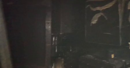 Incendiu intr-un bloc din Galati, din cauza unei prize defecte. Locatarii s-au evacuat VIDEO