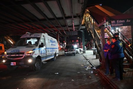 <span style='background:#EDF514'>UN MORT SI CINCI RANITI</span> in urma unor impuscaturi la metroul din New York. Politia il cauta pe barbatul care a deschis focul