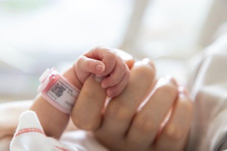 Semnal de alarma! Creste mortalitatea infantila, scade dramatic natalitatea in Romania