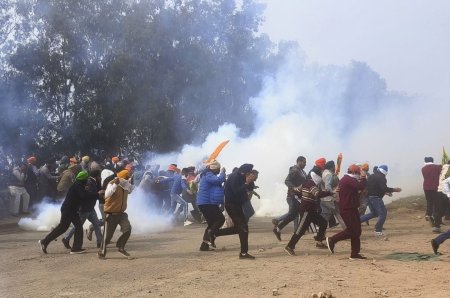 Politia a oprit cu gaze lacrimogene un mars al fermierilor indieni catre capitala New Delhi