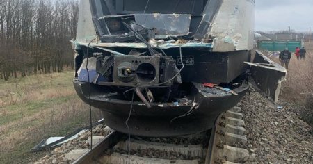 Tren Regio, avariat de un camion cu gunoi. Calatorii de pe ruta Pitesti-Craiova asteapta trenul urmator VIDEO