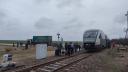 <span style='background:#EDF514'>ACCIDENT FEROVIAR</span> in Balteni, judetul Olt: Un tren de calatori a lovit remorca plina cu gunoi a unui camion