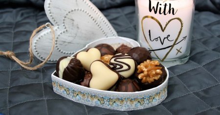 De ce se dau, de fapt, bomboane de ciocolata de Ziua Indragostitilor. Prima cutie in forma de inima a fost inventata in Epoca de aur a lui Cupidon
