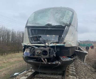 Tren retras din circulatie dupa ce a fost lovit si avariat de un camion care transporta deseuri, in Olt. Mecanicul de locomotiva a fost ranit