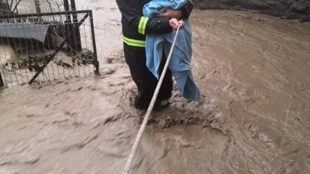 Sapte persoane, evacuate in Hunedoara din cauza inundatiilor