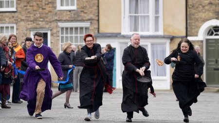 Prima cursa de clatite organizata in Catedrala din Canterbury | Participantii au aruncat clatitele in aer pana la linia de sosire