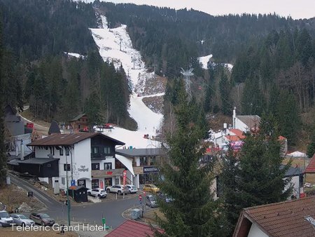 Februarie, cea mai slaba luna din ultimii ani pentru schi. Administratorii partiilor se roaga sa ninga pana la vacanta scolara. Vremea din weekend i-a scos pe oameni in parc, nu la schi
