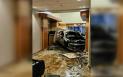 Cel putin o persoana a murit si alte cinci au fost ranite, dupa ce o masina a intrat in holul unei clinici din SUA | VIDEO