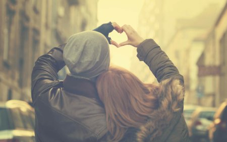 Valentine's Day in lumea Gen Z. Cum s-a schimbat dinamica de forte in cupluri si cat de periculoasa poate fi social-media