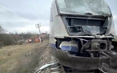 Un tren a lovit o remorca cu gunoi, in Olt. Mecanicul de locomotiva a fost ranit