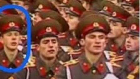 Rusii sustin ca au gasit imagini cu seful armatei ucrainene defiland la o parada in Piata Rosie din Moscova, la celebrarea Marii R<span style='background:#EDF514'>EVOLUTII</span> Socialiste