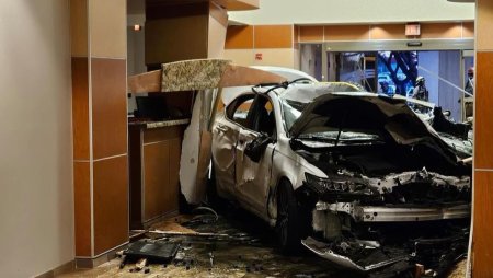 Un barbat a murit, dupa ce a intrat cu masina, in plin, in camera de urgenta a unui spital din Austin. 5 pacienti au fost raniti