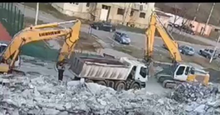 Blocuri comuniste dintr-o asezare miniera, demolate. Edili: Costa mai mult finalizarea lor VIDEO
