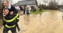 Scene penibile la inundatiile din Hunedoara. Tineri carati de pompieri 