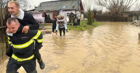 Scene <span style='background:#EDF514'>PENIBIL</span>e la inundatiile din Hunedoara. Tineri carati de pompieri sa nu isi ude papucii FOTO