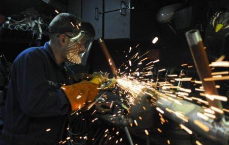 INS: Productia industriala a scazut ca serie bruta cu 4,9% in anul 2023